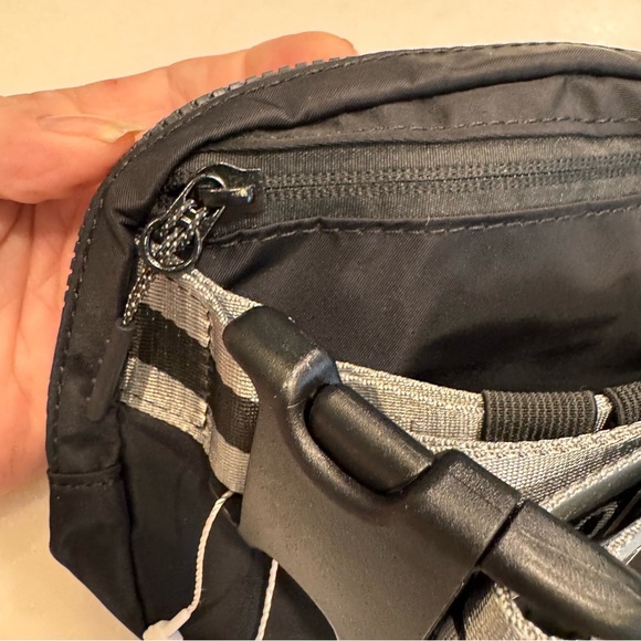 NEW LULULEMON Everywhere Belt Bag Black NWT Black & White Adjustable Strap - Picture 13 of 13